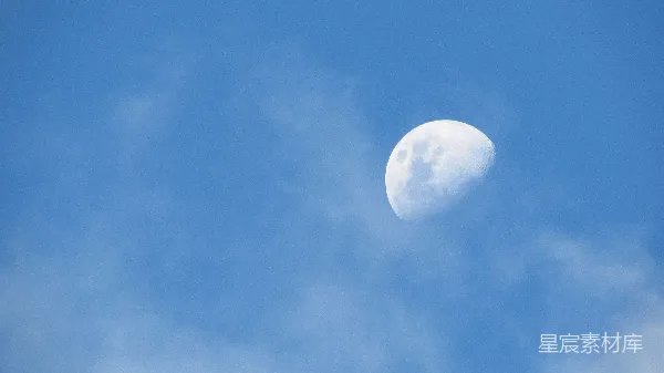 高清摄影 晴空中的半圆月亮