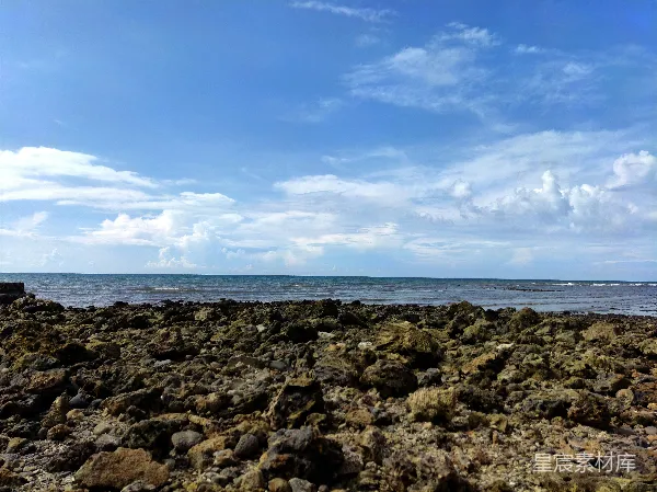 高清摄影 海岸礁石与蓝天