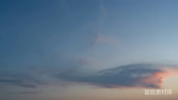 高清摄影 晨曦初露，弯月与云彩的交响
