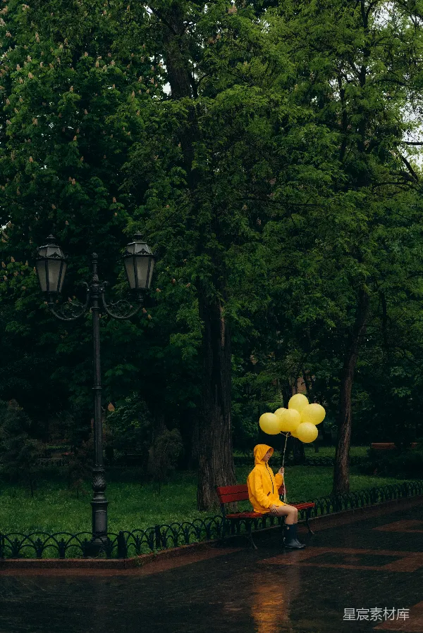 高清摄影 雨中的黄色气球