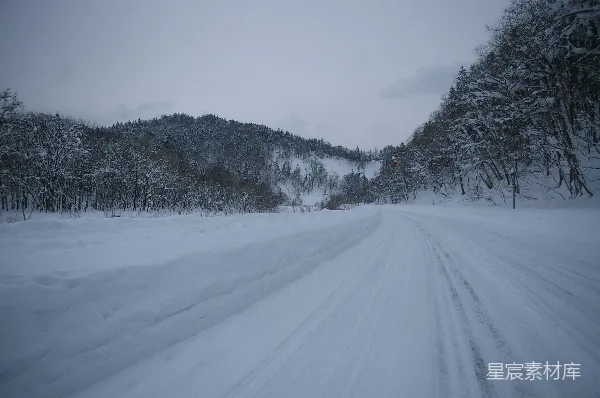 高清摄影 雪中的山路