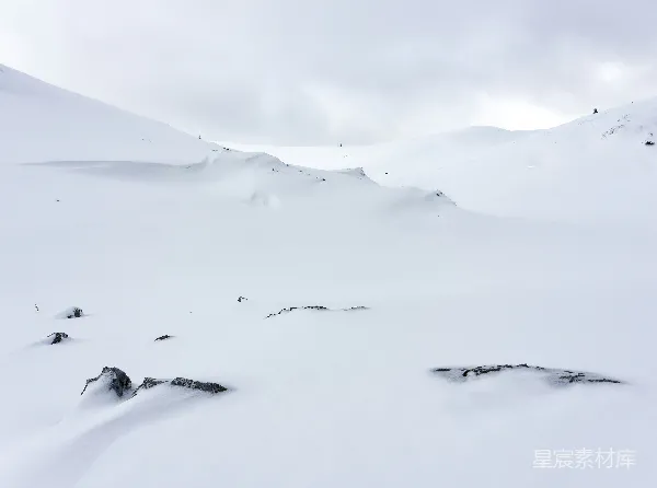高清摄影 雪地中的岩石与山丘