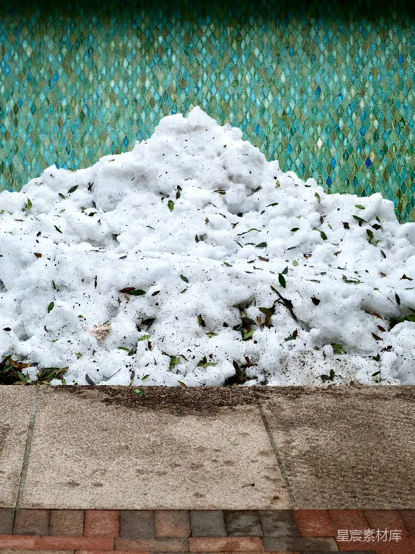 高清摄影 雪堆与彩色玻璃墙