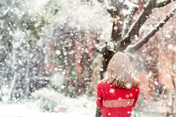 高清摄影 雪中红衣少女