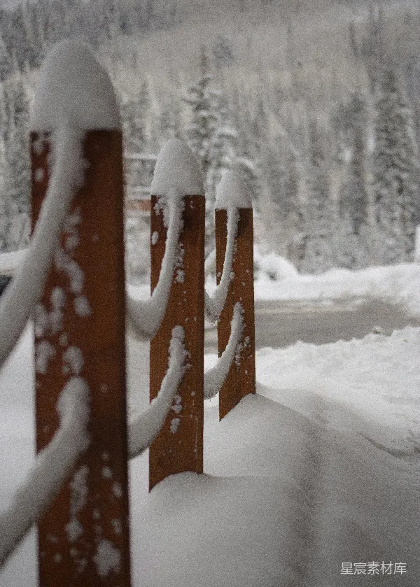 高清摄影 冬日雪景中的木质栏杆