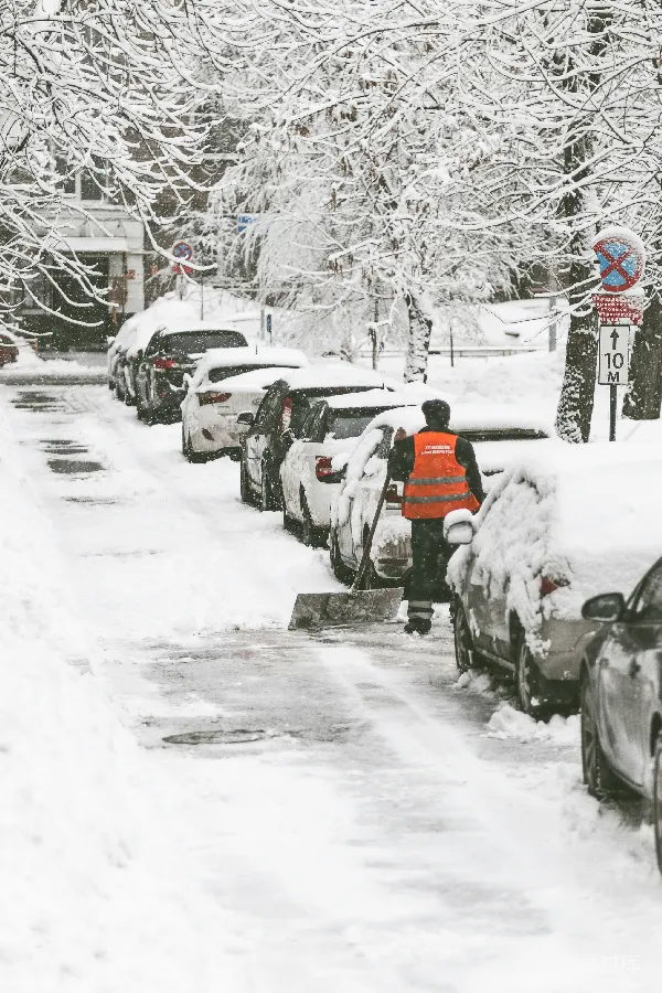 高清摄影 雪后城市街道清洁工