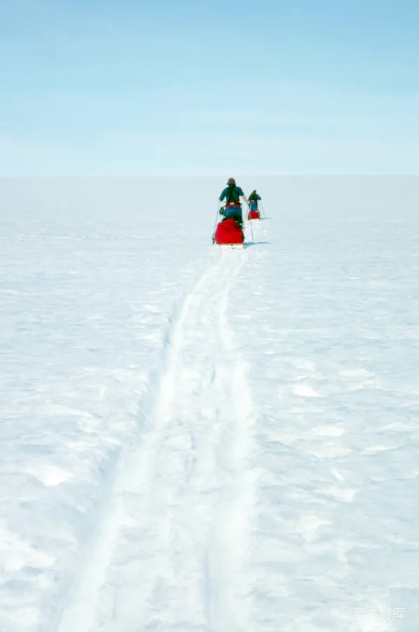 高清摄影 雪地远行