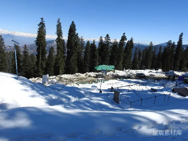 高清摄影 雪山下的冬日风景