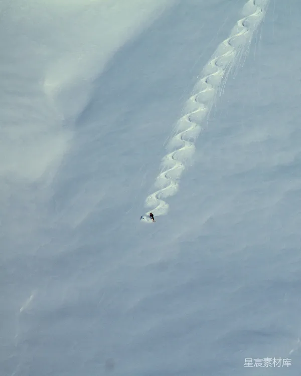 高清摄影 雪上独行的轨迹