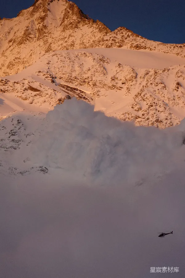 高清摄影 雪峰与直升机