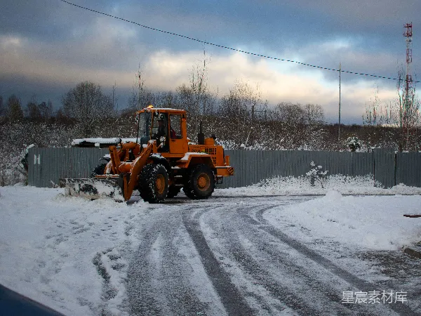 高清摄影 雪后清扫道路的铲车