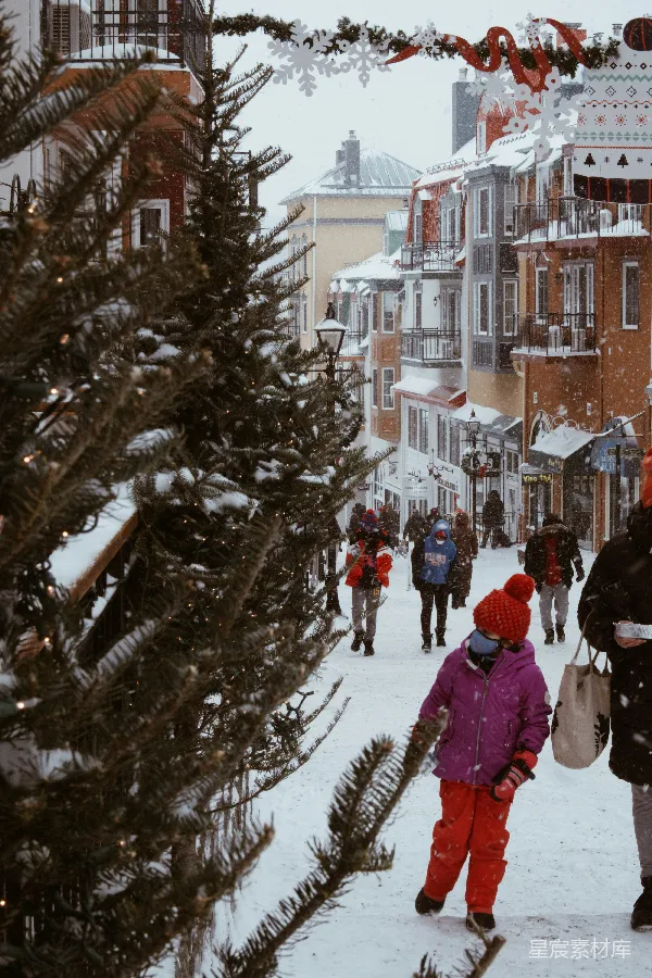 高清摄影 冬日雪景中的圣诞市场