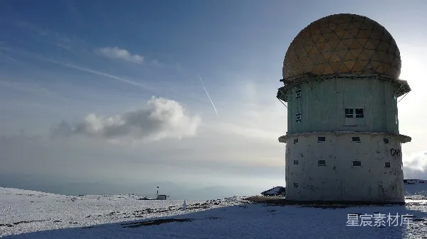 高清摄影 山顶上的雪景与雷达塔