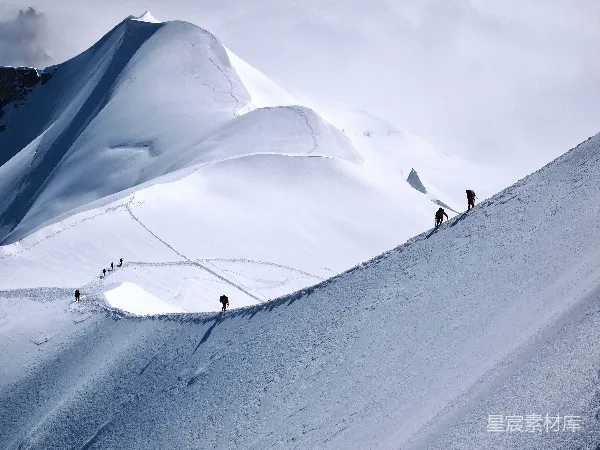 高清摄影 攀登者在雪峰上的足迹