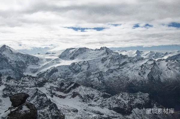 高清摄影 雪覆盖的山峰与云层