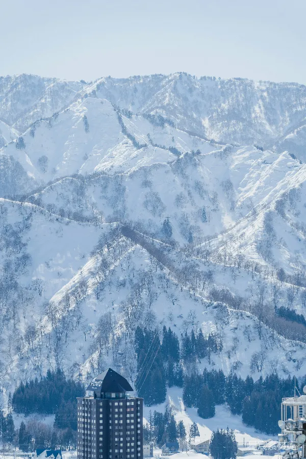 高清摄影 雪覆盖的山峦与滑雪胜地