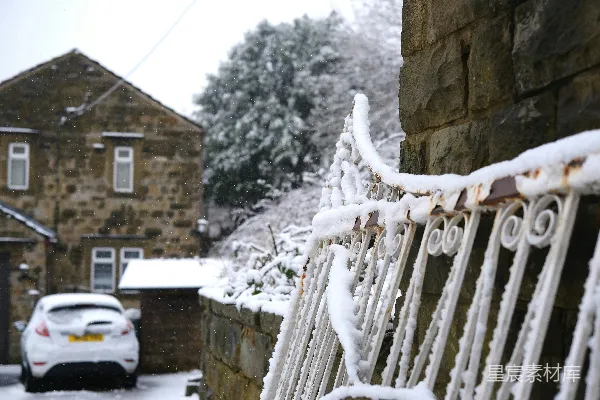 高清摄影 雪落乡村：铁栏与石墙的冬日静谧