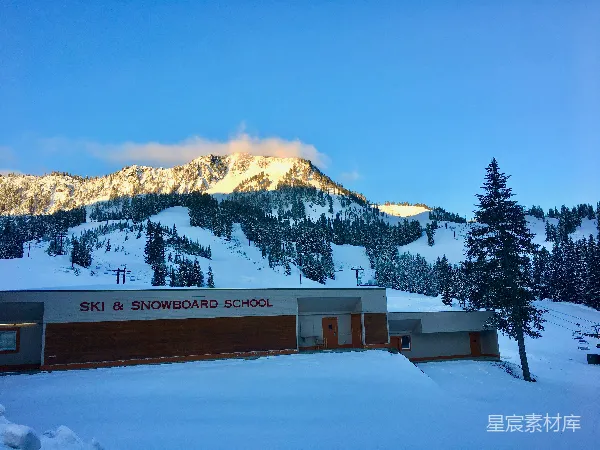 高清摄影 雪地中的滑雪学校