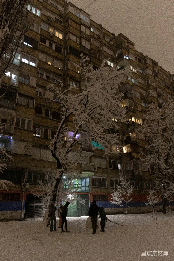 高清摄影 雪夜里的社区生活
