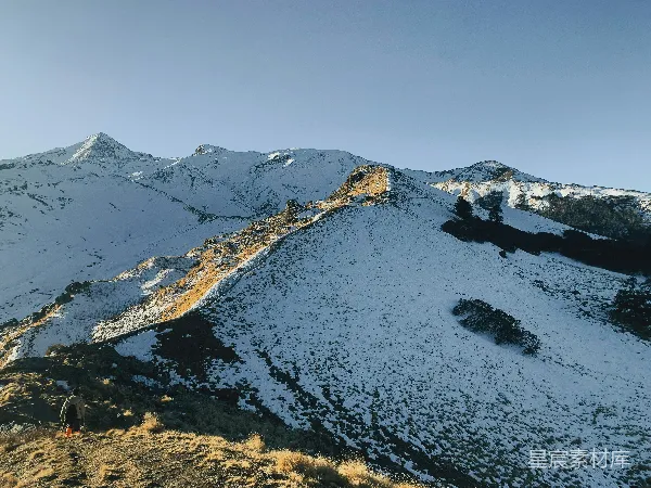 高清摄影 雪后的山景与远行者