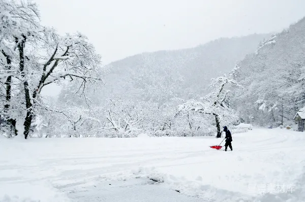 高清摄影 雪后清扫的宁静山间