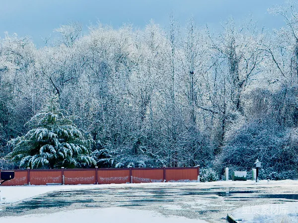高清摄影 冬日雪景中的红色围栏