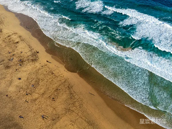 高清摄影 海滩上的浪花与沙滩