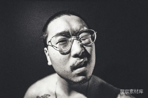 高清摄影 严肃的黑白色调肖像