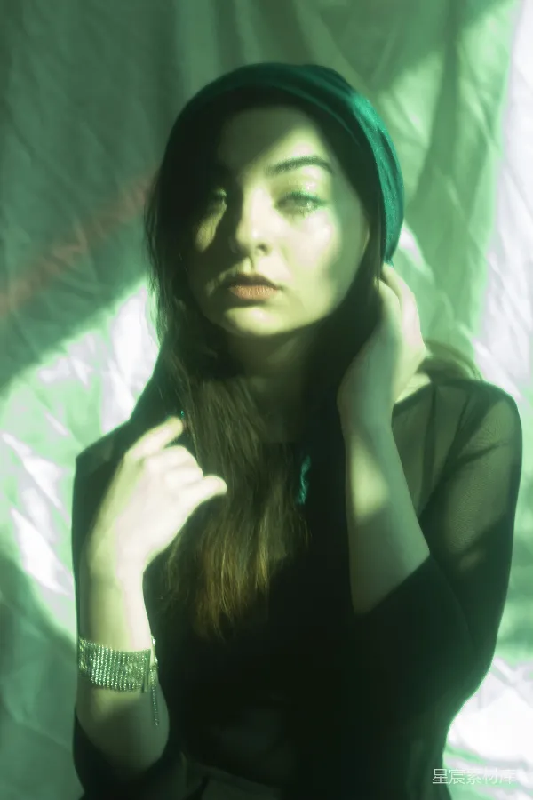 高清摄影 绿光下的神秘女性
