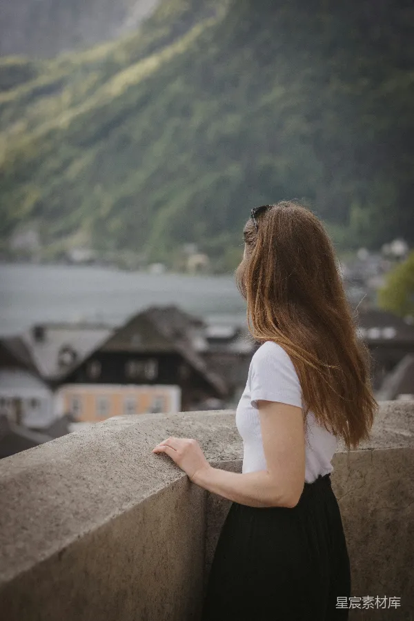 高清摄影 一个女人站在水泥灯柱顶端