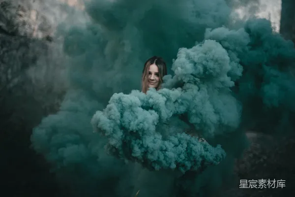 高清摄影 青烟中的神秘身影
