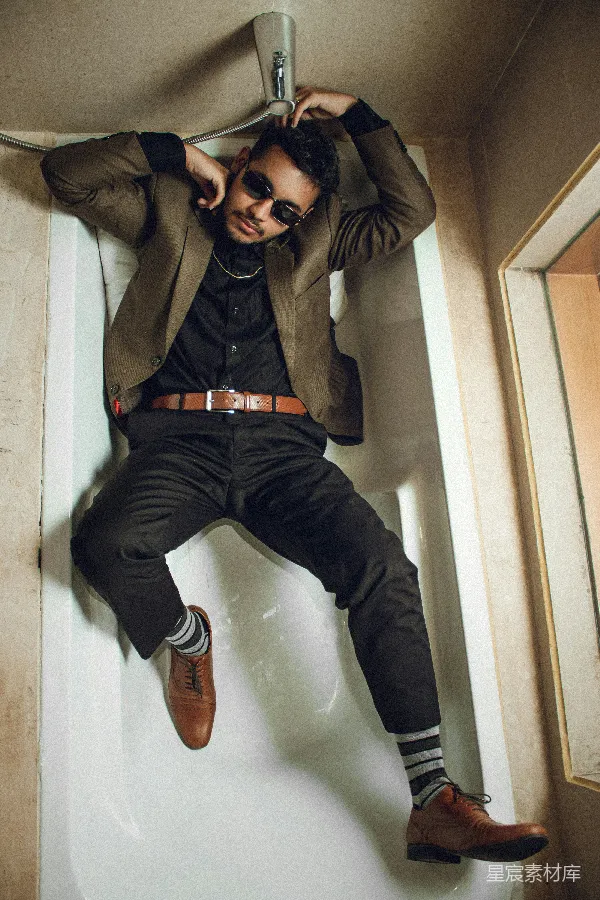 高清摄影 时尚与幽默的碰撞：男子在浴缸中摆酷