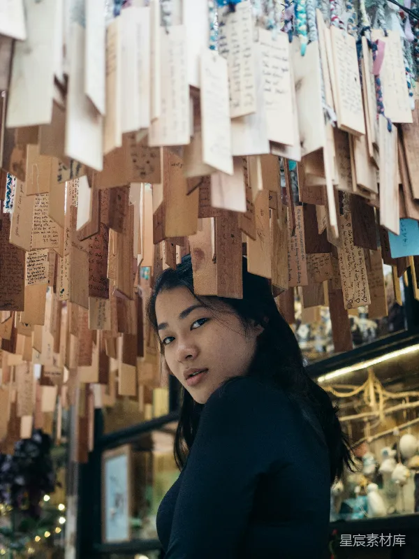 高清摄影 愿望墙下的少女