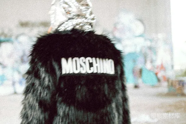 高清摄影 潮流时尚：黑色毛绒帽上的Moschino标志