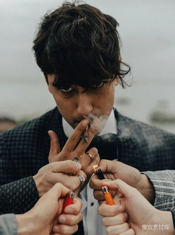 高清摄影 多人点烟的瞬间