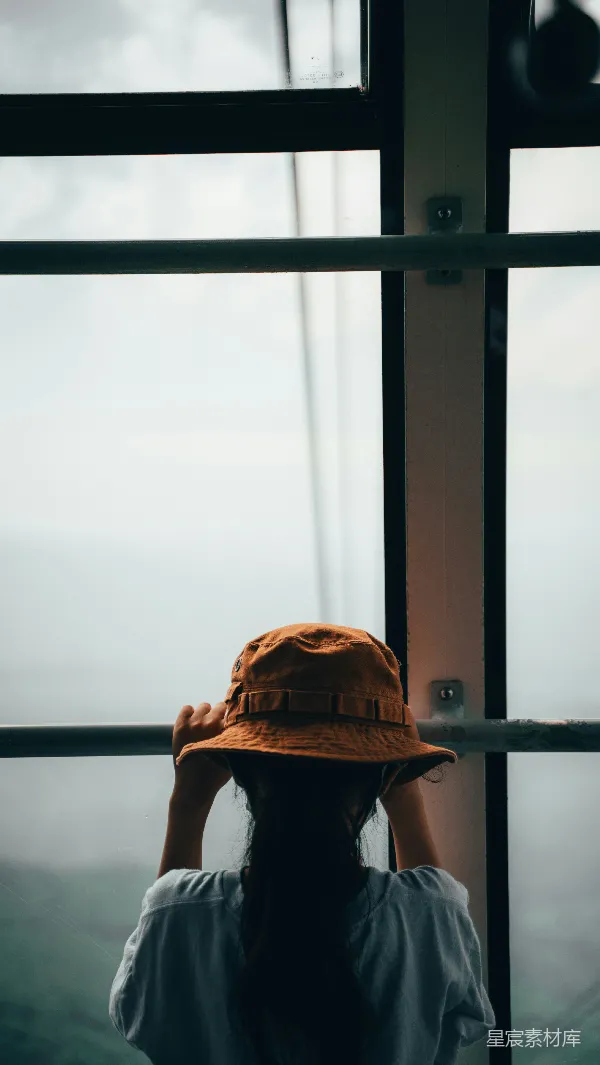 高清摄影 凝望窗外的旅人