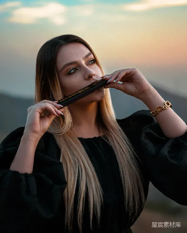高清摄影 黄昏时分的口琴女孩