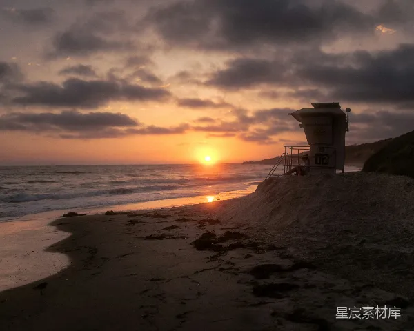 高清摄影 海滩上的太阳正在落下海洋之上