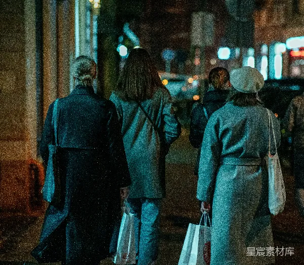 高清摄影 夜晚购物的闺蜜