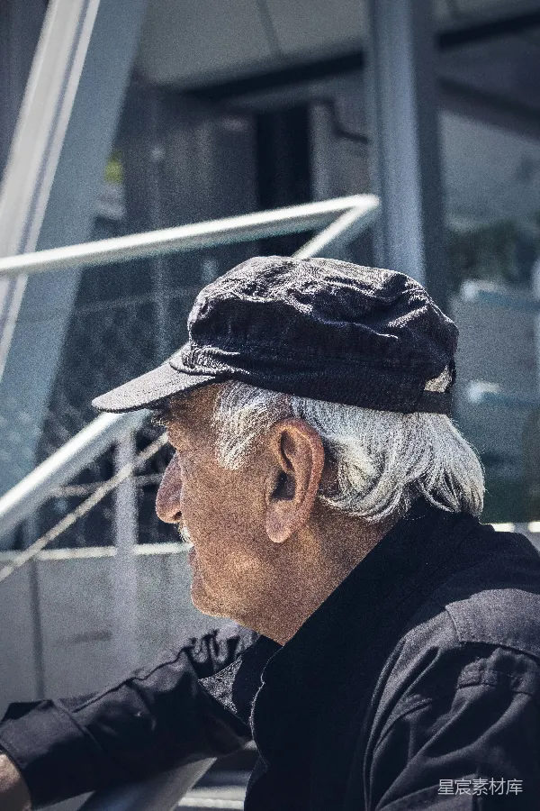 高清摄影 夕阳下的老船长
