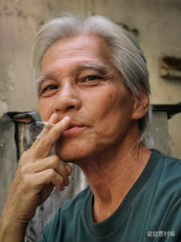 高清摄影 抽烟的老年男子