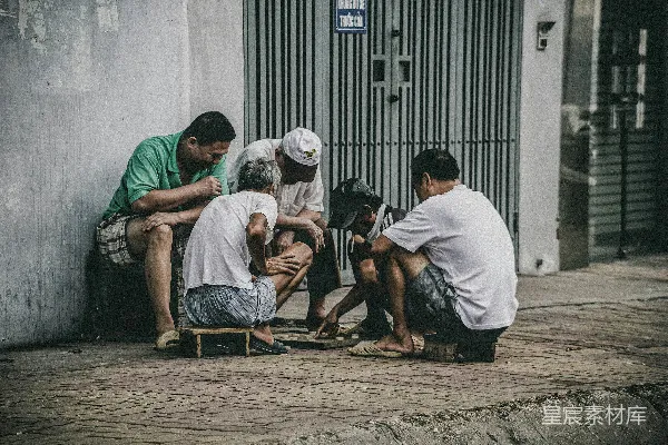 高清摄影 街角的棋局：老友间的宁静时光