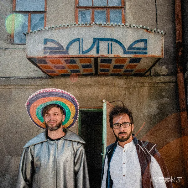 高清摄影 复古建筑前的二人肖像