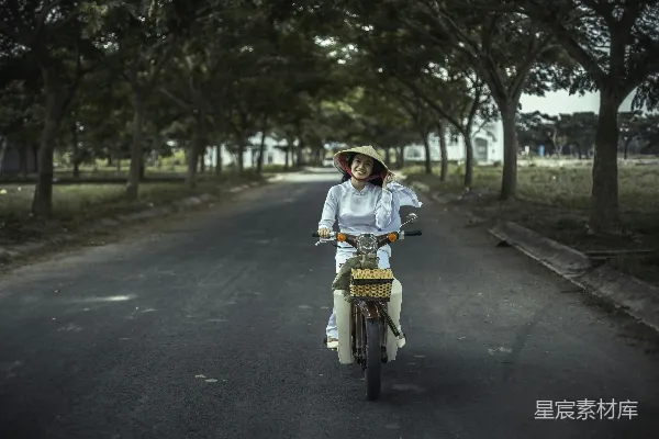 高清摄影 越南女子骑摩托车