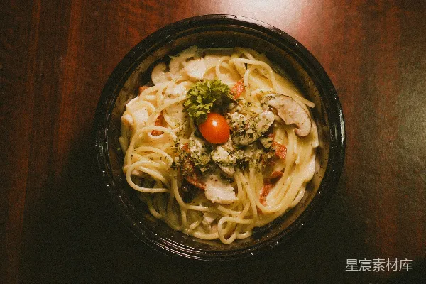 高清摄影 一盘上面铺有番茄和西兰花的意面