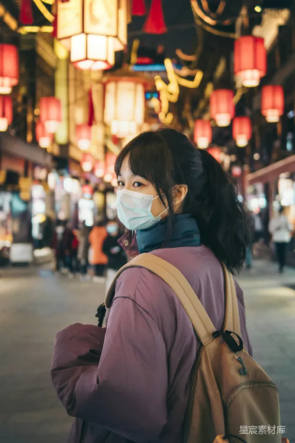 高清摄影 夜市灯火下的旅人