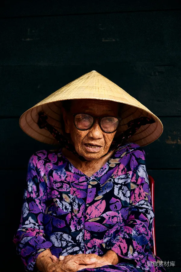 高清摄影 传统与智慧的碰撞：越南老妇人