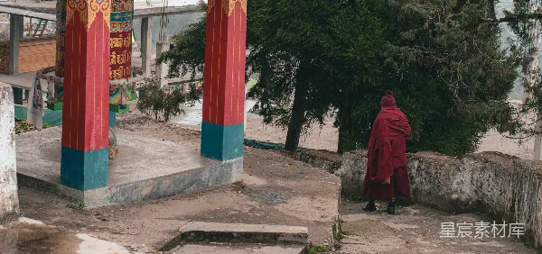 高清摄影 修行者在寺庙的角落
