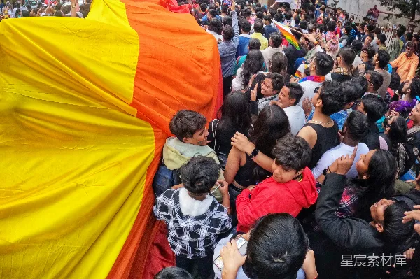 高清摄影 彩虹旗帜下的庆祝人群