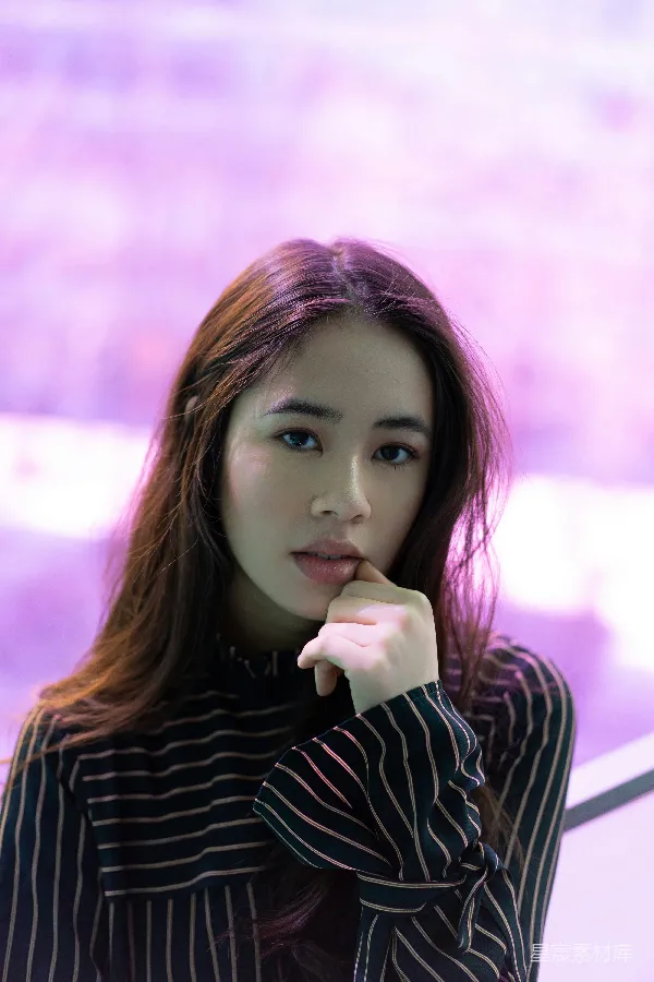 高清摄影 紫色光影下的思考